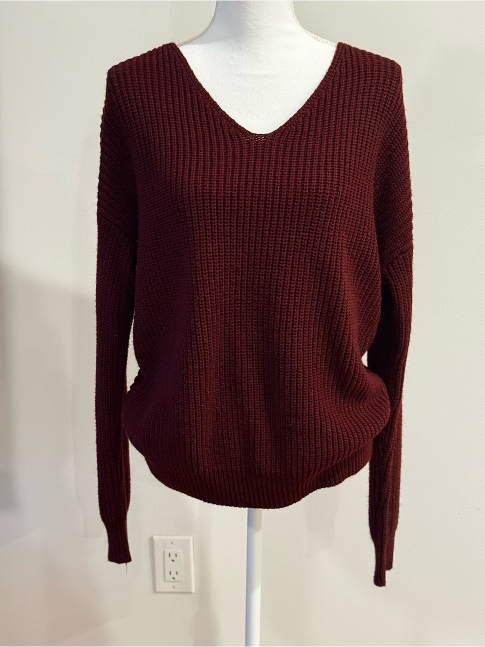 Women's V-Neck Chunky Knit Sweater - Criss-Cross Back Burgundy Large